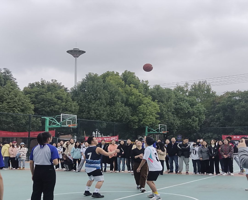 周玲经理为此次比赛开球并宣布比赛正式开始 周玲经理为此次比赛开球并宣布比赛正式开始